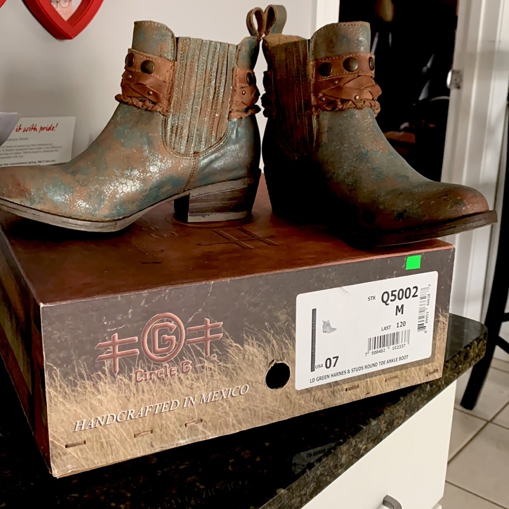 BRAND NEW/NWT Circle G Hand Crafted Round Toe Ankle Boot with Original Box.